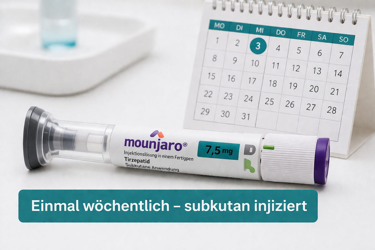 Tirzepatid Wirkung erklärt: So funktioniert der duale Agonist () close-up photo-realistic image of a Mounjaro injection pen lying on a clean white medical surface next to a weekly